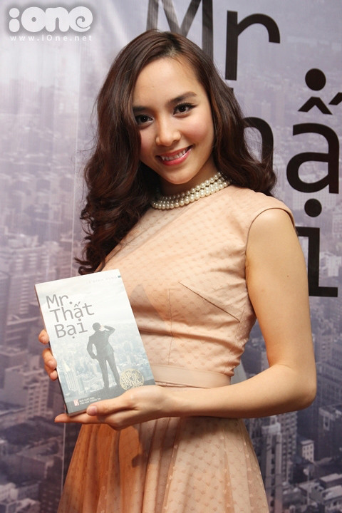 Hoa hậu Thiên Lý lai chọn chuỗi vòng ngọc trai xinh xắn làm điểm nhấn cho bộ váy màu nude trẻ trung. Hoa hậu Thiên Lý lai chọn chuỗi vòng ngọc trai xinh xắn làm điểm nhấn cho bộ váy màu nude trẻ trung.