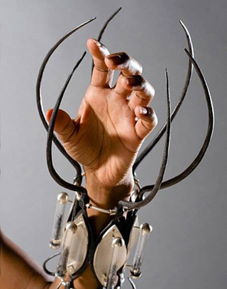 Được thiết kế bởi Rebekah Frank chiếc vòng này giống như một vũ khí thực sự có khả năng tấn công