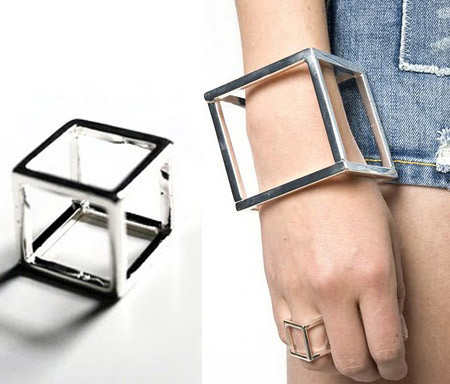 Vòng hình lập phương khá đơn giản nhưng cá tính được sáng tạo bởi Cheap Monday. Nó bao gồm cả vòng tay và nhẫn