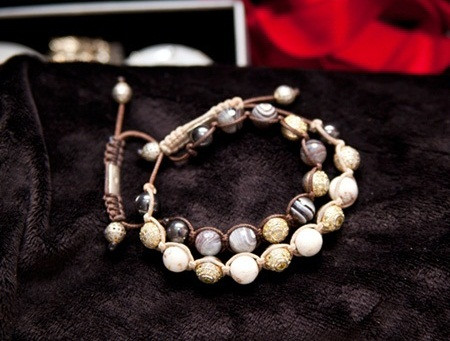 Ngoài những món hàng hiệu đắt tiền, Hoàng Yến cũng rất yêu quý chiếc vòng tay phong thủy này. Đây là chiếc vòng làm bằng thủ công, cho chính tay bạn cô làm và tặng cô trong ngày sinh nhật