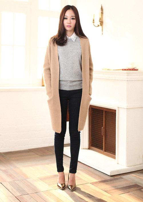 Bạn có thể lựa chọn cardigan tông đen hoặc be, đây là 2 màu rất phù hợp với phong cách cổ điển.