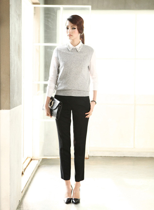 Phong cách đặc trưng của dân công sở với áo gilê, sơ mi trắng, quần âu đen.