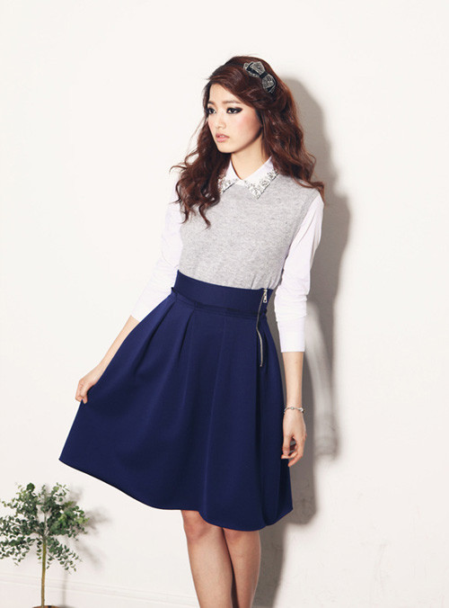 Áo gilê cũng rất thích hợp với váy xòe dáng maxi, tuy nhiên, khi tới văn phòng thì kiểu váy vừa chấm gối sẽ phù hợp hơn.