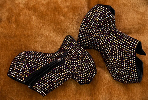 Dù rất mê thương hiệu làm giày nổi tiếng Christian Louboutin, nhưng đôi giày mà cô tâm đắc nhất thuộc về nhãn hiệu Giuseppt Zanotti với thiết kế cực kì ấn tượng. Cô tâm sự :"Tình cờ lướt web, sau bao đêm mất ăn mất ngủ, cuối cùng Yến cũng đã sở hữu được đôi giày này"