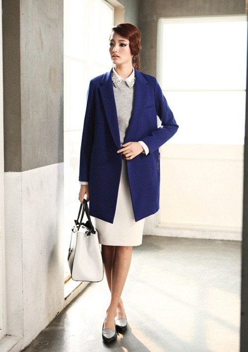 Hoặc cá tính hơn với áo vest màu coban sang trọng.