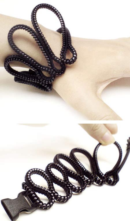 Chiếc vòng được kết từ những hạt nhựa khá đơn giản nhưng cá tính