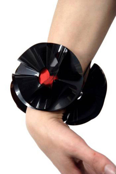 Chiếc vòng này là sản phẩm từ việc tái chế những ổ đĩa mềm kết thành những bông hoa khá thú vị