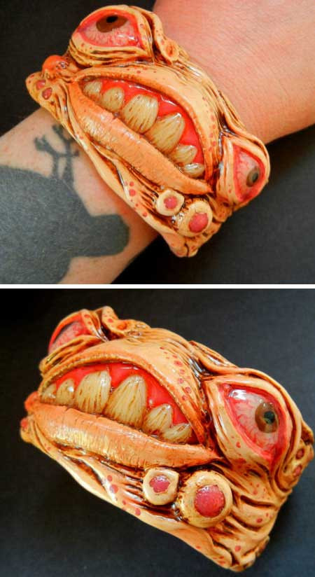 Chiếc vòng này cũng có vẻ ngoài vô cùng rùng rợn nhưng thực tế nó chỉ được làm từ nhựa dẻo. Hình thù trên chiếc vòng là con ếch mặt người kì dị.