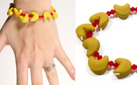 Chiếc vòng may mắn kết 11 hạt màu vàng xen lẫn những hạt đỏ đẹp mắt.