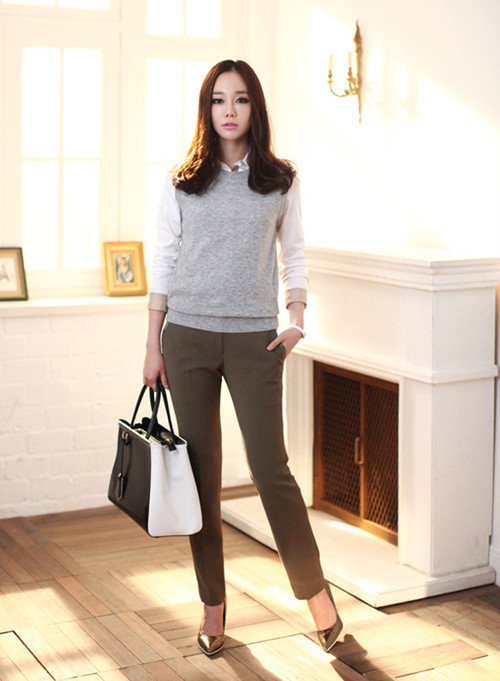 Nếu lựa chọn quần màu rêu, bạn cũng nên lưu ý về màu sắc của đôi giày đi kèm.