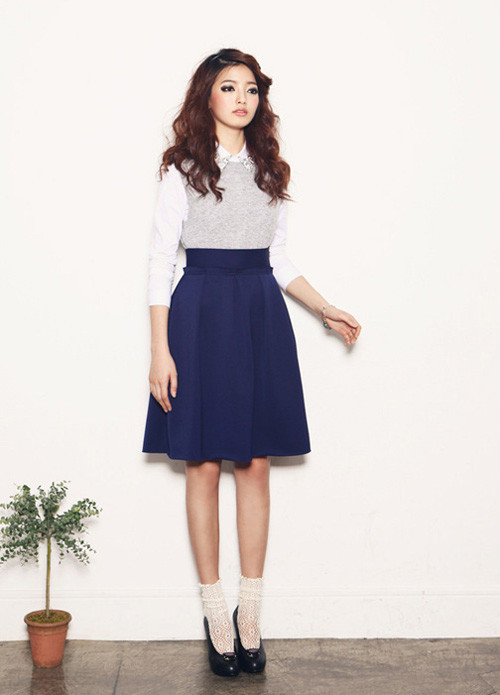 Hoặc trẻ trung hơn với cách cắm thùng cùng váy dáng xòe.