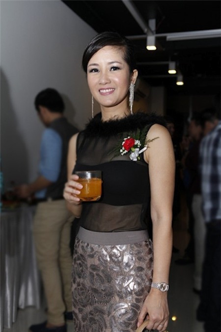 Trẻ trung khi kết hợp áo trong suốt với chân váy bút chì họa tiết ánh kim.