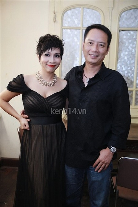 Với mẫu đầm buông vai tone đen quý phái này, cô tôn được lợi thế là làn da trắng cùng vòng 1 tròn đầy.