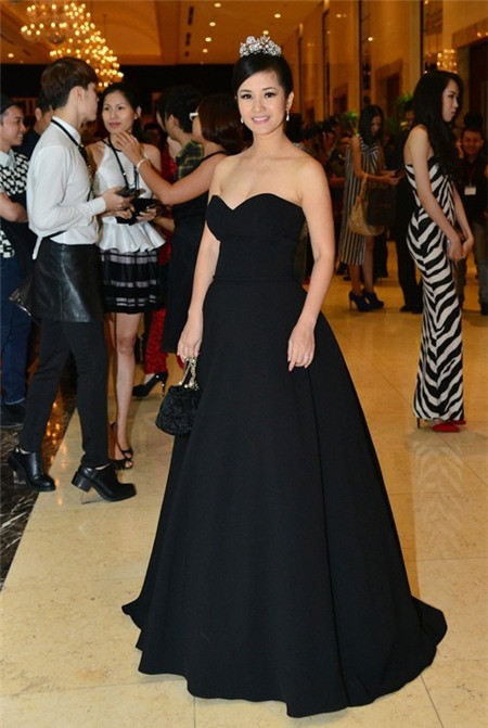 Tự tin, quyến rũ khoe vòng 1 với đầm dạ hội cúp ngực.