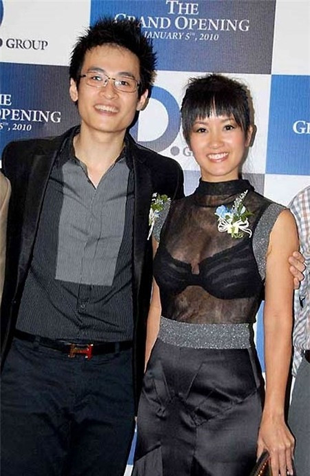 Hồng Nhung khoe luôn cả nội y với chiếc váy có phần thân áo vải sheer trong suốt.