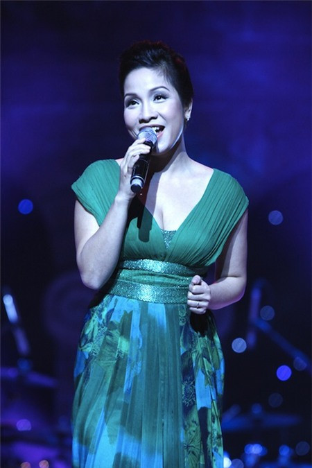 Đầm xanh ngọc với cổ chữ V khoét sâu quyến rũ.