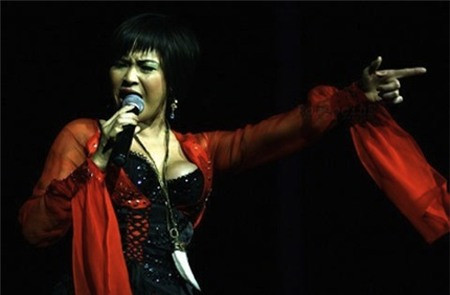 Corset đính kim tuyến khoe toàn bộ những lợi thế vòng 1 của diva. Tuy nhiên thiết kế tôn triệt để này khiến vòng 1 của Thanh Lam trông như sắp... "nhảy" ra ngoài.