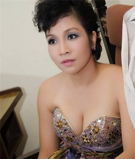 Dù mới gần 40 tuổi nhưng Mỹ Linh vẫn chưa hề có dấu hiệu già đi, thậm chí cô ngày càng xinh đẹp, nóng bỏng. Để cân bằng giữa sự gợi cảm của một diva cùng vẻ mặn mà, kín đáo cần có, Mỹ Linh thường chọn cho mình những chiếc váy dạ hội dài với phần áo kiểu cúp ngực, váy hai dây hay cổ thuyền mở rộng..