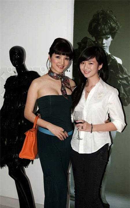 Trẻ không thua con gái với jumpsuit cúp ngực.