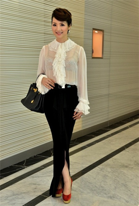 Chọn sơmi trắng trong suốt cũng là một cách "khoe" vòng 1 hiệu quả mà không quá phô trương.