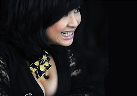 Một mẫu đầm kín toàn bộ nhưng chỉ hở một phần của Thanh Lam. Lần này cô còn khoe khéo độ "căng" của vòng 1 bằng chiếc vòng cứng cáp và hơi chật chội.