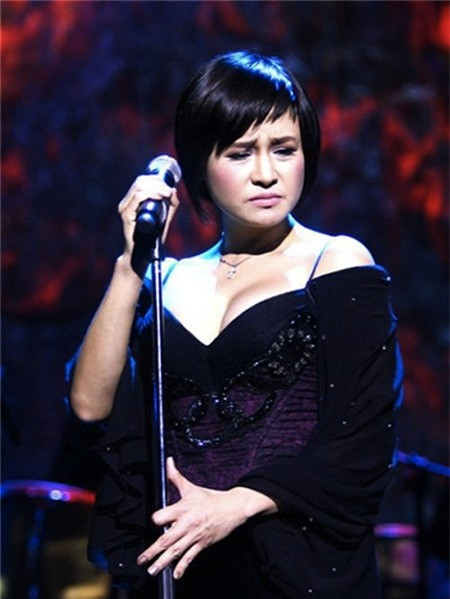 Áo hai dây trễ ngực cũng là một lựa chọn yêu thích của Thanh Lam