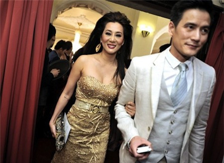 MC kỳ cựu Nguyễn Cao Kỳ Duyên cho dù đã sở hữu kha khá nếp nhăn trên mặt nhưng vẫn giữ nguyên thân hình thu hút, gợi cảm không thua các đàn em. Cũng chuộng phong cách gợi cảm, nhưng cách Nguyễn Cao Kỳ Duyên "khoe" có phần kín đáo và tinh tế hơn, đúng với một quý bà tuổi 44. Cô thường chọn cho mình những mẫu đầm dạ hội cúp ngực, khéo léo để lộ bầu ngực căng đầy nhưng vừa đủ để khiến công chúng không bị "ngấy ngán".