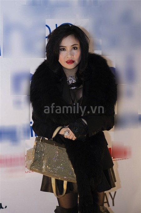 ... rồi tới áo khoác lông.