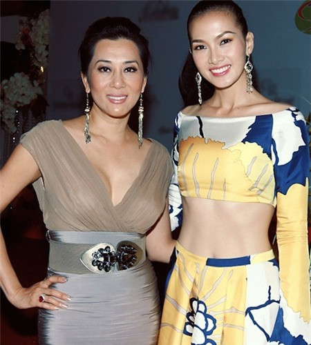 Cực kỳ quyến rũ với đầm cổ chữ V xẻ sâu, chất voan mềm mại, nhẹ nhàng.