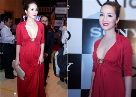 Hoa hậu Đền Hùng cũng là một trong những sao tuổi "băm" yêu thích phong cách gợi cảm. Dù đã 42 tuổi nhưng cô thường xuyên xuất hiện với những bộ cánh gợi cảm hết mức, không xẻ sâu cổ chữ V thì cũng cúp, quây. Và cũng không thể phủ nhận là nhìn cô vẫn còn nguyên những nét tươi trẻ để có thể tự tin diện những bộ đầm như vậy.