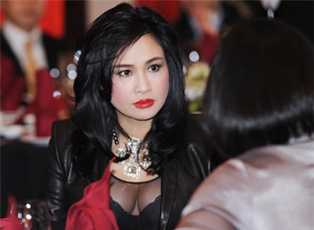 Dẫn đầu danh sách các sao tuổi "tứ tuần" ăn mặc "bạo" nhất có lẽ chẳng ai khác ngoài Thanh Lam. Không thể phủ nhận sắc đẹp của diva dù đã sang tuổi 44 nhưng càng ngày càng mặn mà, tuy nhiên cách ăn mặc thì càng lúc càng dễ khiến công chúng giật mình. Thanh Lam thường thích chọn cho mình những bộ đồ kín như bưng, chỉ hở đúng phần... ngực. Không chỉ hở không, cô còn mạnh dạn "đẩy" vòng 1 lên cho thêm phần đồ sộ.