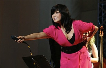 Lần khác, cô chỉ mặc lót bên trong một chiếc áo trễ cổ khá hờ hững.