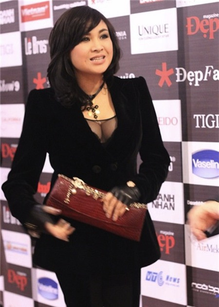 ... sang blazer nhung đen...