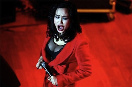 Thanh Lam có vẻ rất yêu thích những chiếc áo ren mỏng tang kết hợp cùng áo lót ren. Cô hầu như chỉ thay đổi áo khoác ngoài, từ blazer đỏ...