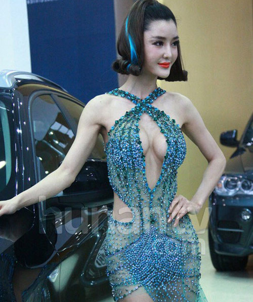 Gương mặt cô cứng đơ, húp híp. Gương mặt cô cứng đơ, húp híp.