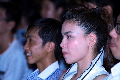 Khi nói về chồng, Hà Hồ cho biết tuy Cường đô la xấu trai nhưng lại giỏi chinh phục cô. Khi nói về chồng, Hà Hồ cho biết tuy Cường đô la xấu trai nhưng lại giỏi chinh phục cô.