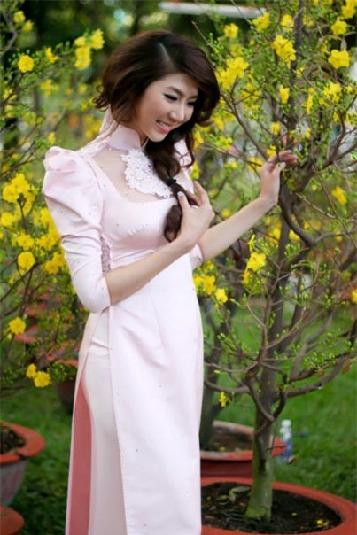 Sau khi bị dư luận lên án gay gắt, Ngọc Quyên đã chọn chiếc áo dài như thông điệp "sửa sai" cho những lỗi lầm. Sau khi bị dư luận lên án gay gắt, Ngọc Quyên đã chọn chiếc áo dài như thông điệp "sửa sai" cho những lỗi lầm.