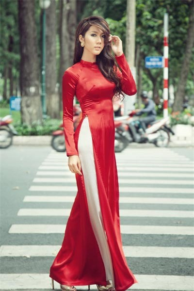 Tuy nhiên, sau một thời gian nỗ lực tham gia nhiều hoạt động, giờ đây hình ảnh của cô đã được công chúng đón nhận phần nào. Tuy nhiên, sau một thời gian nỗ lực tham gia nhiều hoạt động, giờ đây hình ảnh của cô đã được công chúng đón nhận phần nào.