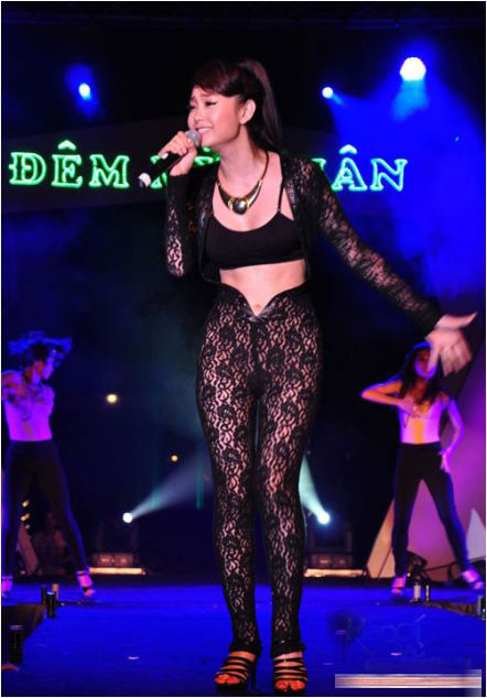 Sẽ thật thiếu sót nếu không nhắc đến bộ đồ "khó hiểu" của Minh Hằng. Dù đã giải thích là có mặc đồ da bên trong, nhưng Minh Hằng vẫn không thể xóa được những nghi hoặc của người hâm mộ. Sẽ thật thiếu sót nếu không nhắc đến bộ đồ "khó hiểu" của Minh Hằng. Dù đã giải thích là có mặc đồ da bên trong, nhưng Minh Hằng vẫn không thể xóa được những nghi hoặc của người hâm mộ.