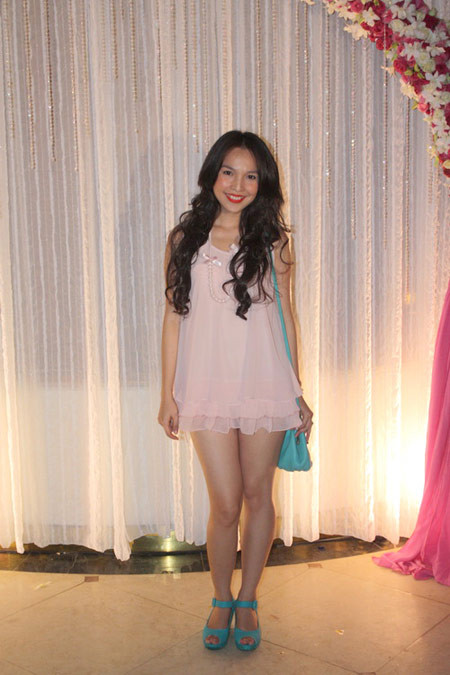 Có lẽ Hiền Thục muốn tìm lại cảm giác trẻ trung, nhưng chiếc váy của cô lại khiến nhiều người liên tưởng đến một bộ váy ngủ mát mẻ. Có lẽ Hiền Thục muốn tìm lại cảm giác trẻ trung, nhưng chiếc váy của cô lại khiến nhiều người liên tưởng đến một bộ váy ngủ mát mẻ.