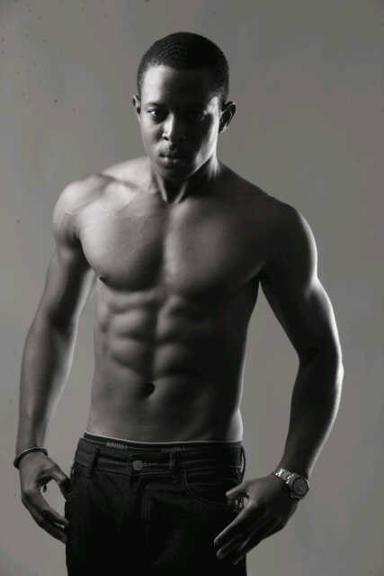 Chàng trai đại diện cho Nigeria có chiều cao 1m89 - Chuks Onyeka Obichukwu có đôi môi chẻ đầy đặn và cơ bụng cuồn cuộn Chàng trai đại diện cho Nigeria có chiều cao 1m89 - Chuks Onyeka Obichukwu có đôi môi chẻ đầy đặn và cơ bụng cuồn cuộn