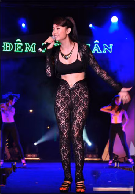 Sẽ thật thiếu sót nếu không nhắc đến bộ đồ "khó hiểu" của Minh Hằng. Dù đã giải thích là có mặc đồ da bên trong, nhưng Minh Hằng vẫn không thể xóa được những nghi hoặc của người hâm mộ.