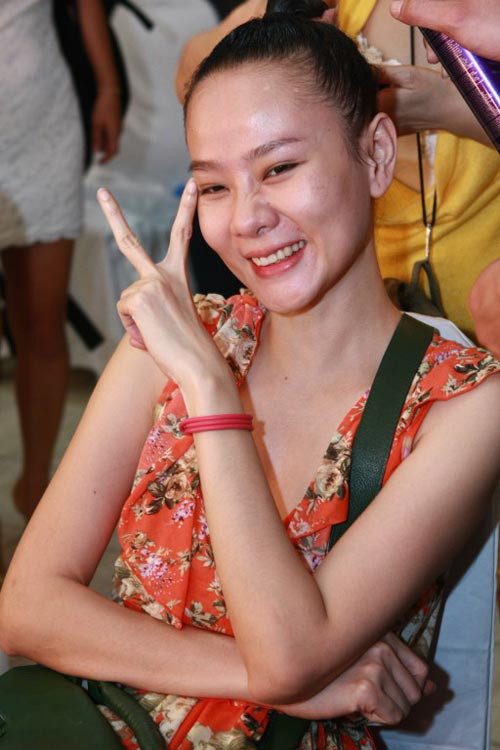 Gương mặt của người mẫu Dương Yến Ngọc cũng xuất hiện những vết mụn đỏ li ti Gương mặt của người mẫu Dương Yến Ngọc cũng xuất hiện những vết mụn đỏ li ti