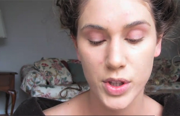 Chị ấy sử dụng phấn, kem bắt sáng để da có độ bóng tự nhiên.