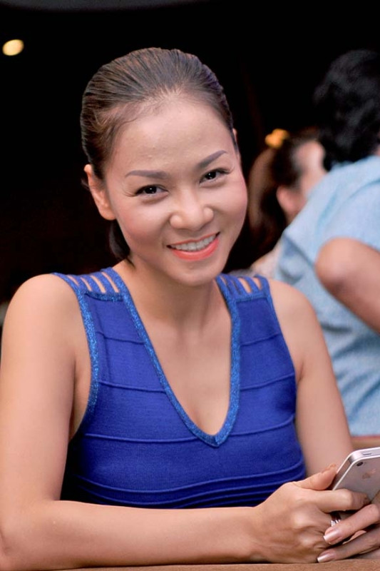 Những lớp trang điểm cầu kỳ và dày đặc cũng chỉ "che đậy" được một phần những đốm mụn cứng đầu trên gương mặt của Thu Minh. Những lớp trang điểm cầu kỳ và dày đặc cũng chỉ "che đậy" được một phần những đốm mụn cứng đầu trên gương mặt của Thu Minh.