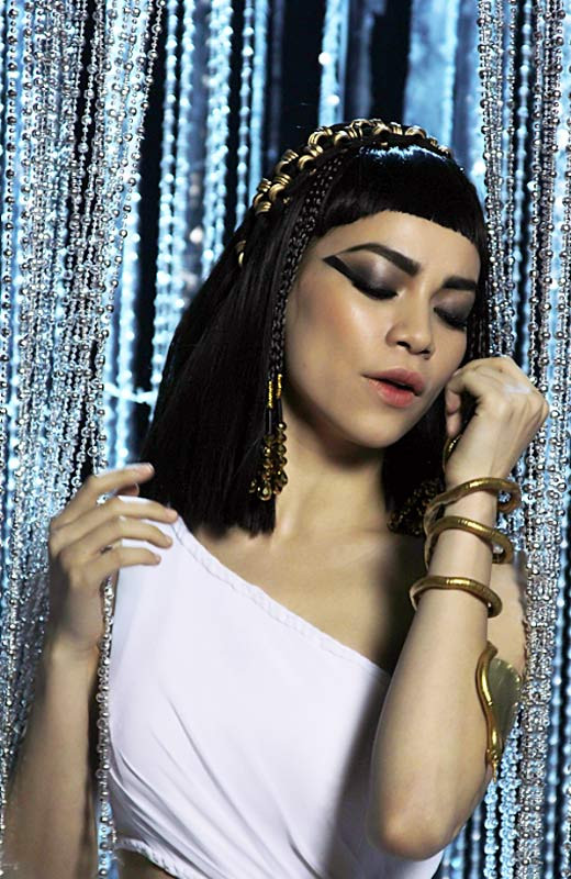 Khi hóa thân thành hình tượng nữ thần Cleopatra, những phụ kiện hình rắn đã mang lại cho 'bà mẹ một con' Hà Hồ sự bí ẩn, quyến rũ đầy mê đắm Khi hóa thân thành hình tượng nữ thần Cleopatra, những phụ kiện hình rắn đã mang lại cho 'bà mẹ một con' Hà Hồ sự bí ẩn, quyến rũ đầy mê đắm