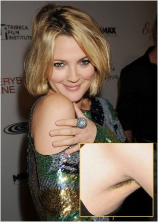 Drew Barrymore tham dự show thời trang của Marc Jacobs vào năm 2005 với chiếc váy đen lộ lông nách dài. Drew Barrymore tham dự show thời trang của Marc Jacobs vào năm 2005 với chiếc váy đen lộ lông nách dài.