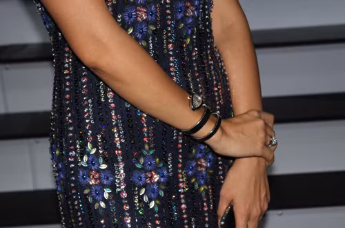 Và thật khó chê khi cô mix chúng với những trang phục và phụ kiện khác nhau