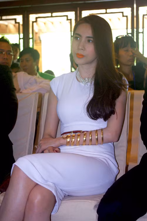 Đây chính là món quà mà chồng của cô - cầu thủ Công Vinh dành tặng cho vợ của mình. Chúng khiến Thủy Tiên trông thật đẳng cấp và sang trọng. Cô cũng rất tinh tế và khéo léo khi mix chúng cùng một chiếc váy màu trắng tinh khiết kèm belt màu đỏ và một chiếc túi xách da rắn cùng màu.