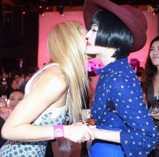 Thậm chí, còn ướt đầm vì mồ hôi nách Thậm chí, còn ướt đầm vì mồ hôi nách